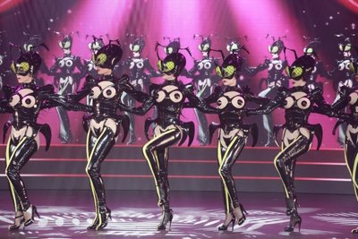 mugler-follies-spectacle-cabaret.jpg (233.44 Kio) Vu 72983 fois Le Comedia (Paris Xe), vendredi. Ces femmes-fourmis habillées en latex sont surnommées les Muglerettes.
