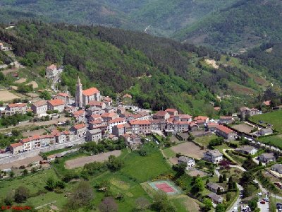 Vue aerienne du village de Rochepaule.jpg
