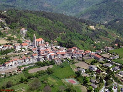 Vue aerienne du village de Rochepaule.jpg